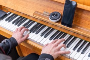 spela piano hemma på kursen musik på distans