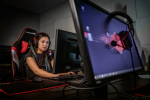 tjej spelar dataspel och studerar e-sport