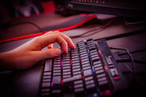 person utvecklar sina skills tangentbord utbildning e-sport