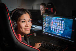 person spelar CS:Go och utbildar sig i e-sport