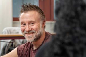 En blivande socialpedagog som är glad