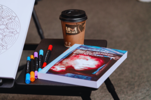 Take-awaykaffe och skolbok om psykosocial hälsa