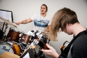 personer spelar musik tillsammans i kursen ensemblemusiker