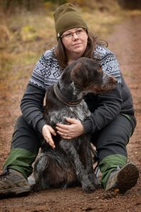 Therese Arvestrand med sin hund Vismut