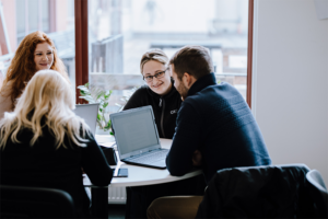 Grupparbete runt ett bord på Folkhögskolan