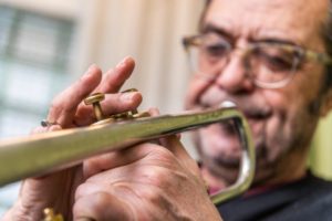 Senior spelar trumpet på kursen samspel