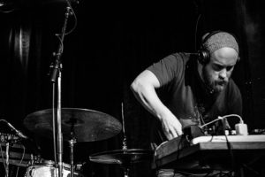 Martin spelar live lärare i kursen Musikproduktion