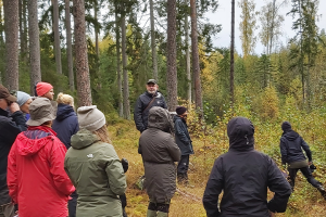 utomhuslektion med deltagare från uthålligt skogsbruk