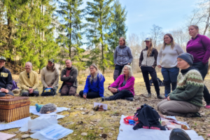 Skogsguider på lektion i skogen
