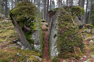 En stor sten som delats och en stig har bildats mellan stenhalvorna