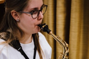 En tjej som spelar saxofonist