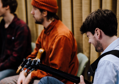 Två killar på Musiklinjen med sina gitarrer i undervisning.