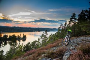 Vacker utsikt över sjön Sommen från Vassviksberget i Ydre