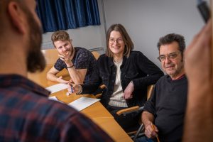 Teoretisk musikundervisning med glada deltagare i blandade åldrar.