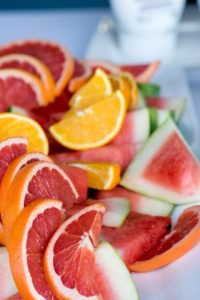 Fruktfat med apelsiner och vattenmelon