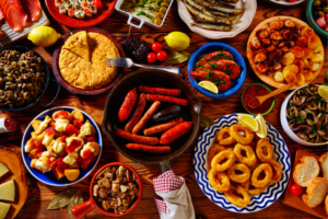 Ett bord fullt av tapas