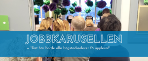 Folkhav som trängs in genom en dörr