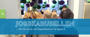 Folkhav som trängs in genom en dörr