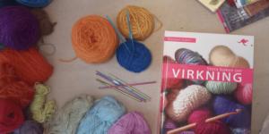 Garner och virknålar i olika färger.